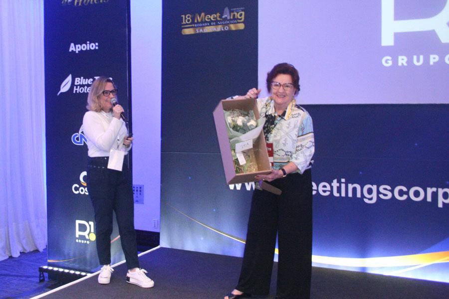 Elza Wolcoff, foi agraciada com um buquet de rosas brancas, entregues por Andreia Chiarato, da R1;