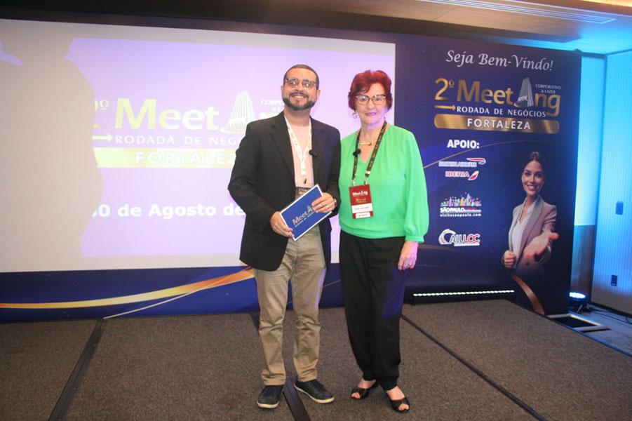 Wallison da Costa, mestre de cerimonias, junto de Elza Wolcoff.