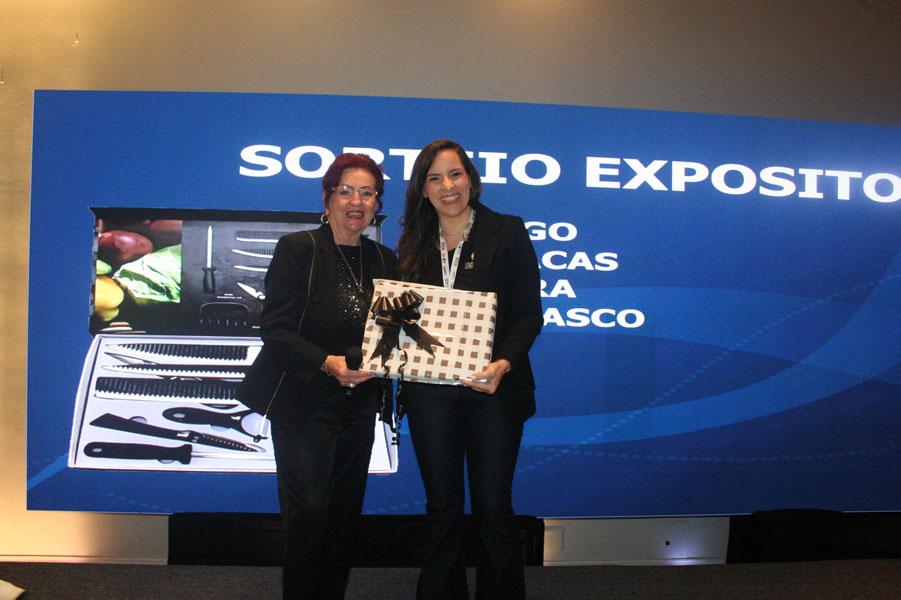 Jessica Lima, do Gran Hotel Stella Maris, recebeu um faqueiro para churrasco.