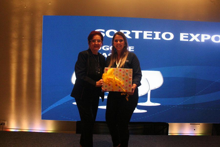 Os Expositores tambem receberam premios, como Camila Sonza, dos Hoteis Slaviero que ganhou um jogo de Tacas para Vinho.