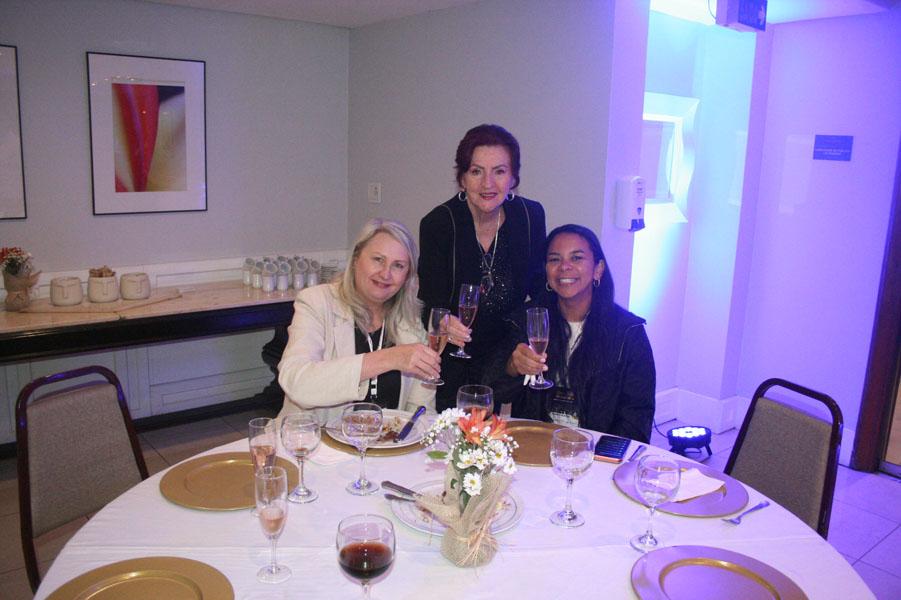 Elza Wolcoff, juntamente com Margarete Wagner, do Taua e Aline Lopes, da CNC.