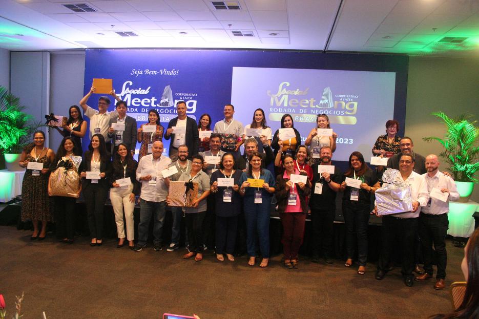 Todos os ganhadores, posaram para uma foto, juntamente com Elza Wolcoff.