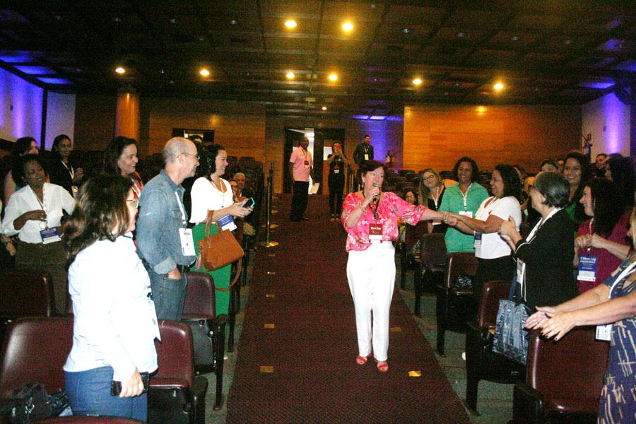 Na entrada do Evento, Elza Wolcoff, idealizadora dos Meetings, foi recepcionada com calorosos aplausos.