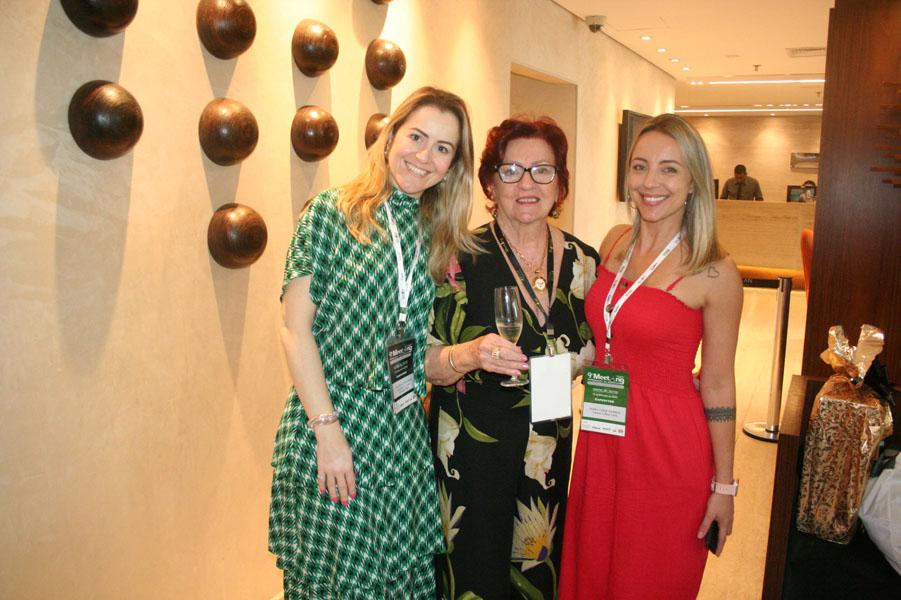 Elza Wolcoff, com Ana Paula Soliman (SETU-PR) e Vanessa Vieira (Serra Verde Express).