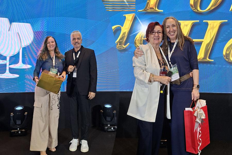 Sorteio dos Expositores: Gabriela Marques, da Accor, levou um jogo de taças para vinho e Ana Paula Carnieli, da RS Eventos, ganhou estojo para vinho.
