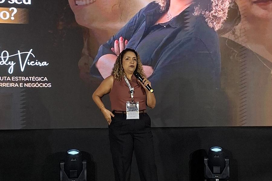Logo após Sindy Vieira, palestrou sobre crescimento pessoal e profissional na vida corporativa.