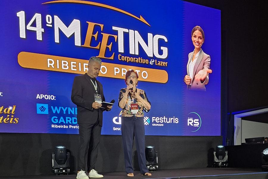 Elza Wolcoff e Carlos Nascimento, chamaram ao palco...