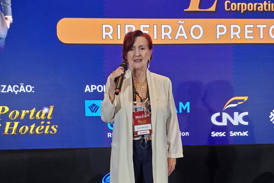 Elza Wolcoff, idealizadora dos Meetings Corporativos & Lazer, dando as boas-vindas aos participantes.