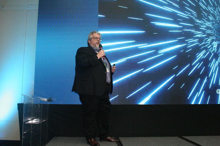 Em seguida a palestra sobre Inteligencia Artificial, proferida por Tiziano Peres, cativou a atencao e os olhares dos participantes.