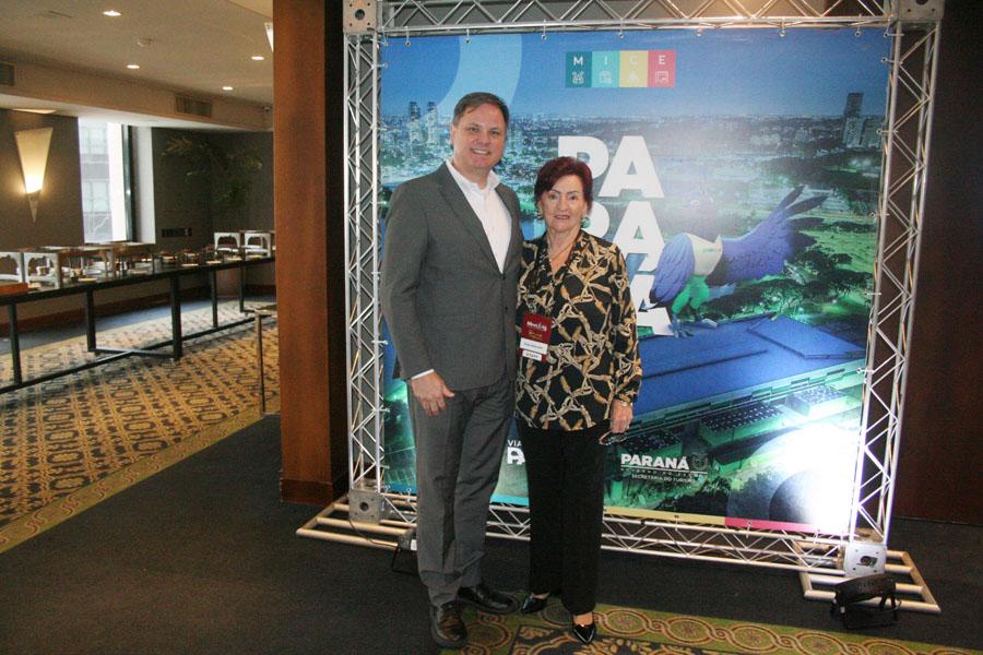 Elza Wolcoff, juntamente com Ditmar Erich Seiler - Gerente Geral do Grand Mercure Curitiba Rayon.