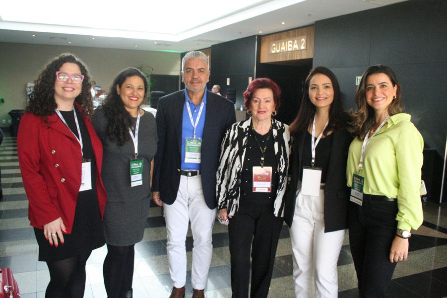 Elza Wolcoff e Carlos Nascimento, ao lado de Carolina Castro, Ana Paula Leão, Flávia Rocha e Paula Simões, da IHG.