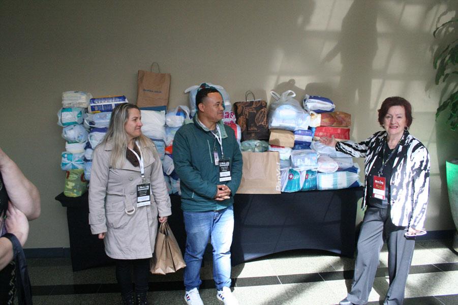 Durante um dos intervalos, Elza Wolcoff, juntamente com os representantes do Asilo Padre Cacique, Elisiane Albuquerque e Klisman Silva, realizaram a entrega das doações arrecadadas.