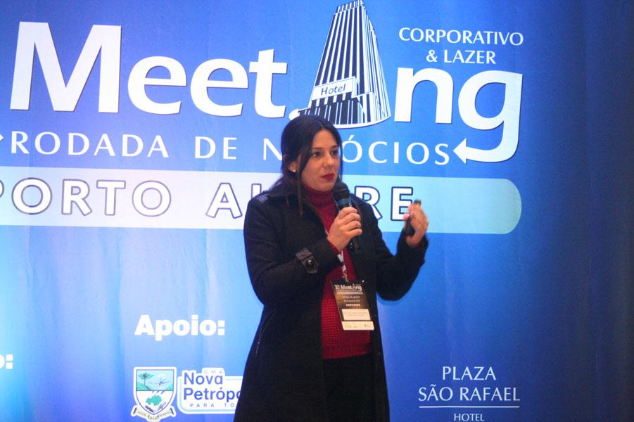 Mayara Senna dos Reis, explanando sobre os ponto principais de Nova Petrópolis;