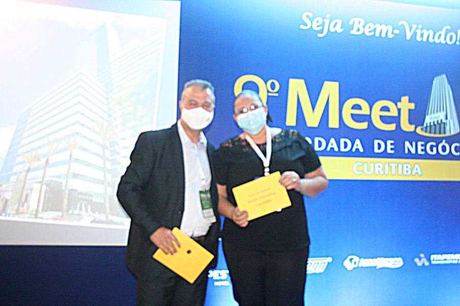Juliana Damaris Klein - da CLINIPAM, ganhou um café da manhã no Hotel Pestana Curitiba - PR, das mãos de Jaime Masalla.