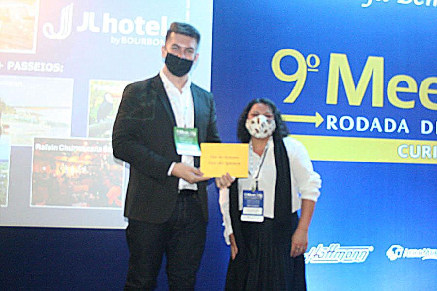 Danielle Cavichiolo - da DRL Consultoria, ganhou um fim de semana com acomp. em Foz do Iguaçu (Passeios + Hotel J. L. by Bourbon), das mãos de Eduardo Prinz.