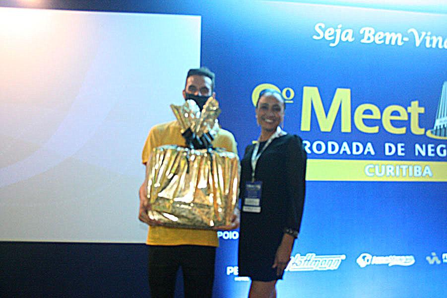 Raquel de Menezes de Araújo - da TELEFONICA, ganhou um aparelho de jantar 30 peças, das mãos de Wagner Deczka.