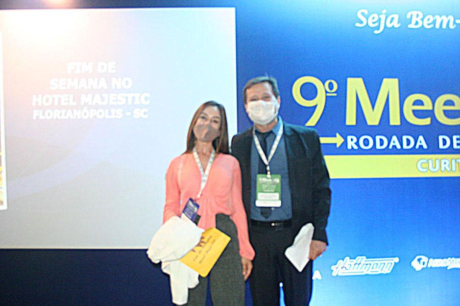 Fernanda Marques dos Santos - da 4UM Investimentos, ganhou um fim de semana com acomp. no Hotel Majetic - SC, das mãos de Angelo Toppan.