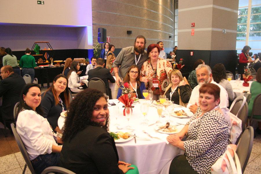 Elza Wolcoff, brindou com os participantes e expositores.