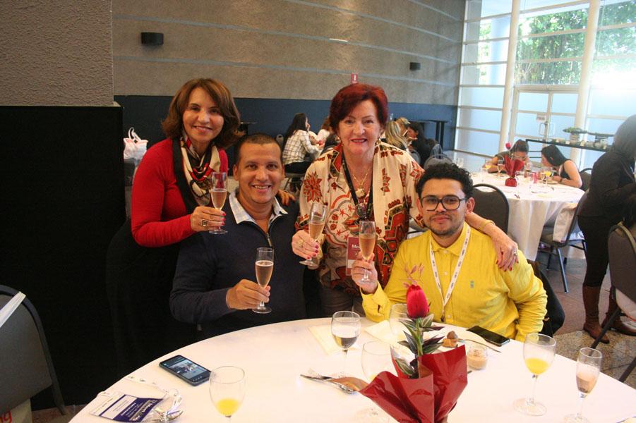 Elza Wolcoff, brindou com os participantes e expositores.