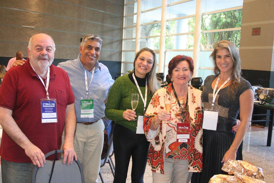 Elza Wolcoff, brindou com os participantes e expositores.