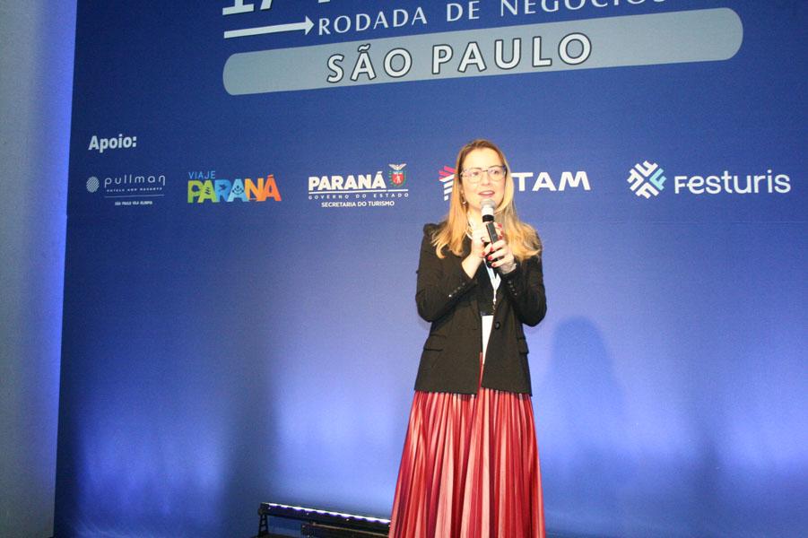 Ana Paula Soliman, explanou sobre as belezas do Paraná para os participantes;