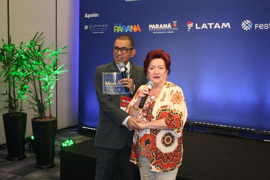 Na abertura do Evento, Claudio Vargens falou sobre os apoiadores e abordou o andamento do evento, juntamente com Elza Wolcoff;