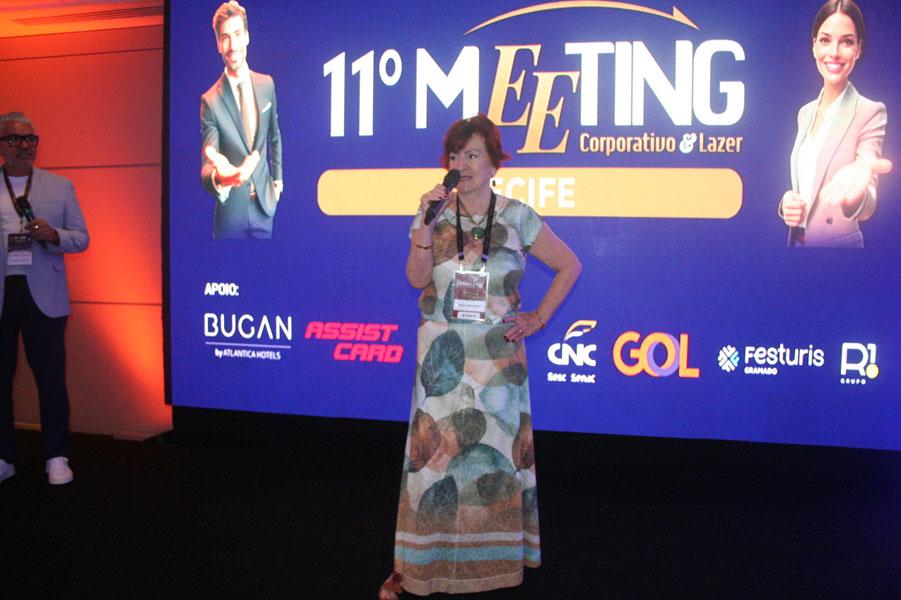 Elza Wolcoff, idealizadora dos Meetings Corporativos & Lazer, dando as boas-vindas aos participantes.