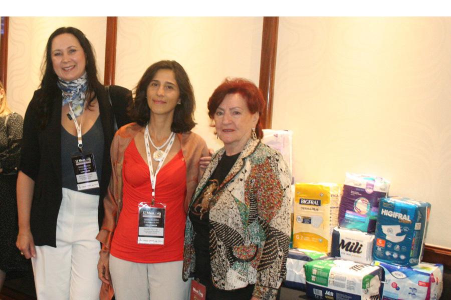 A outra parte das doações foram para Associação Jd. Santos Andrade, representado por Ketlen Wolcoff e Patricia Cury.