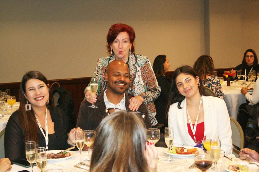 Mais um flagrante do almoço festivo.