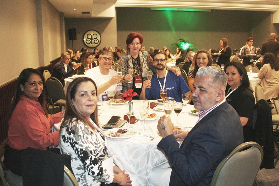 Elza Wolcoff, com as participantes e expositores.