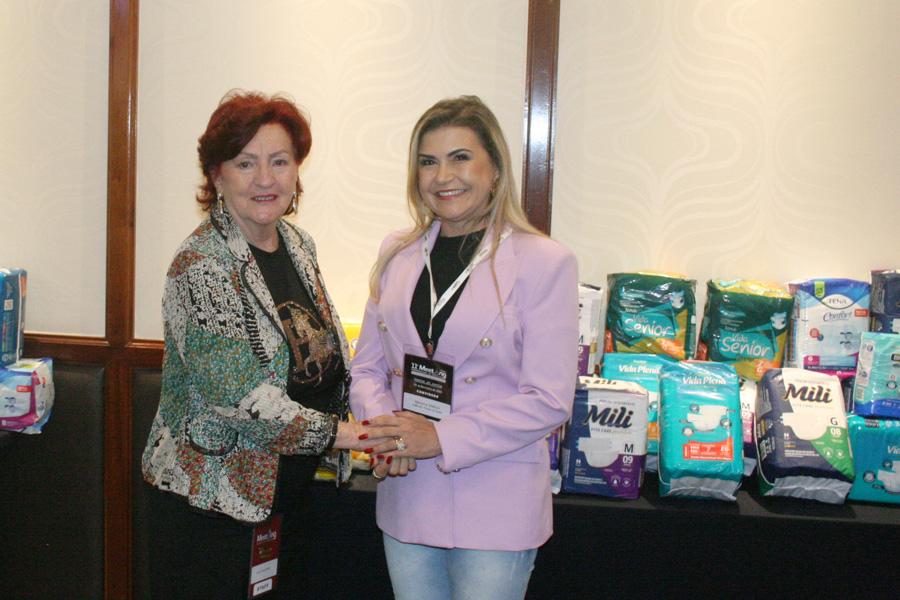 Elza Wolcoff entregou para o Asilo São Vicente, representado por Regina Topan, parte das doações da ação ministrada pelo evento.