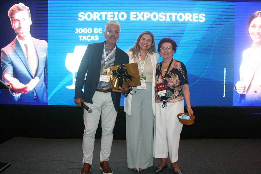 Sorteio dos Expositores - Jogo de Ta?as para Vinho - Marizza Arzamendia, do Crowne Plaza Asunci?n.