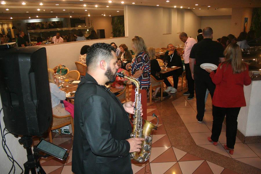 O jantar festivo contou com música ao vivo.