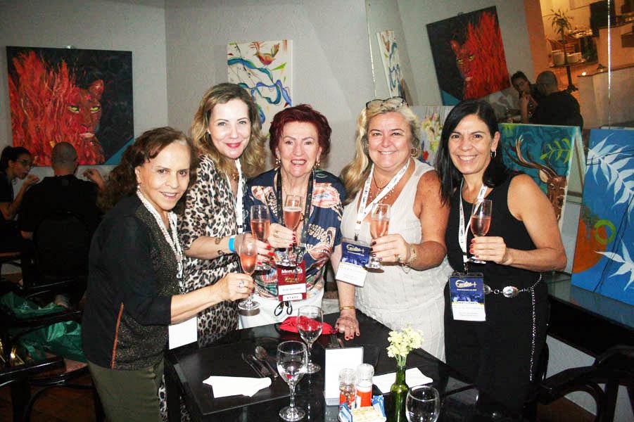 Momento do jantar festivo.