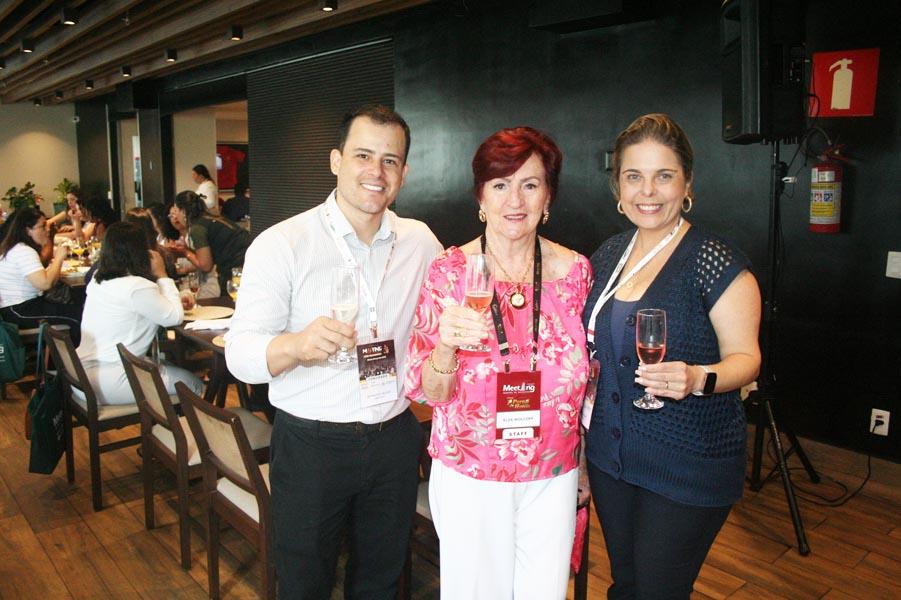 Flagrante do almoço festivo, Elza Wolcoff, com Henrique Araújo e Maria F. Jácome, ambos da Assist Card.