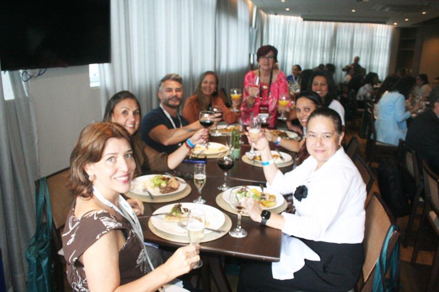 Logo após um almoço festivo, finalizou mais um evento de sucesso e Elza Wolcoff, brindou com os participantes.