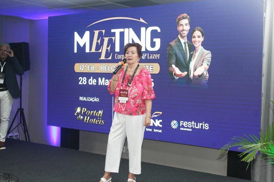 Elza Wolcoff, idealizadora dos Meetings Corporativos & Lazer, dando as boas-vindas aos participantes.