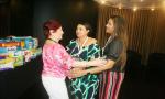 Durante Evento, Elza Wolcoff entregou a Juliana Moreira e Rozangela Rodrigues, do Lar dos Idosos Santo Antônio de Pádua...