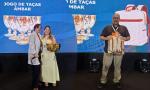 Sorteio dos Expositores: Patricia Aguiar, do Wyndham Garden, levou taças âmbra e Thiago Marcon, da RS Eventos, ganhou uma mochila.