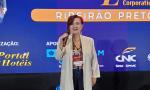 Elza Wolcoff, idealizadora dos Meetings Corporativos & Lazer, dando as boas-vindas aos participantes.